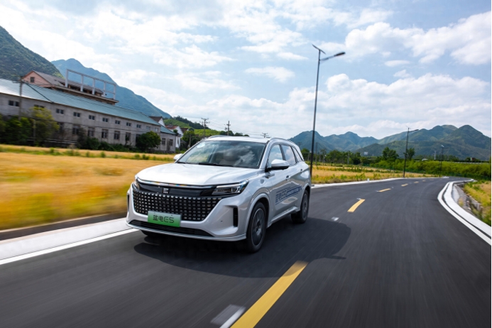 10万出头就能买中型的SUV，电混动力，提供57座，可看蓝电E5